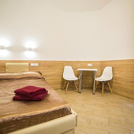 Mini Economy Apartments - Chornovola Avenue - 2 Minutes To The Opera House Lviv Dış mekan fotoğraf