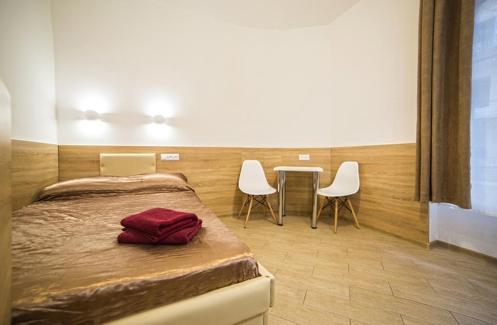 Mini Economy Apartments - Chornovola Avenue - 2 Minutes To The Opera House Lviv Dış mekan fotoğraf