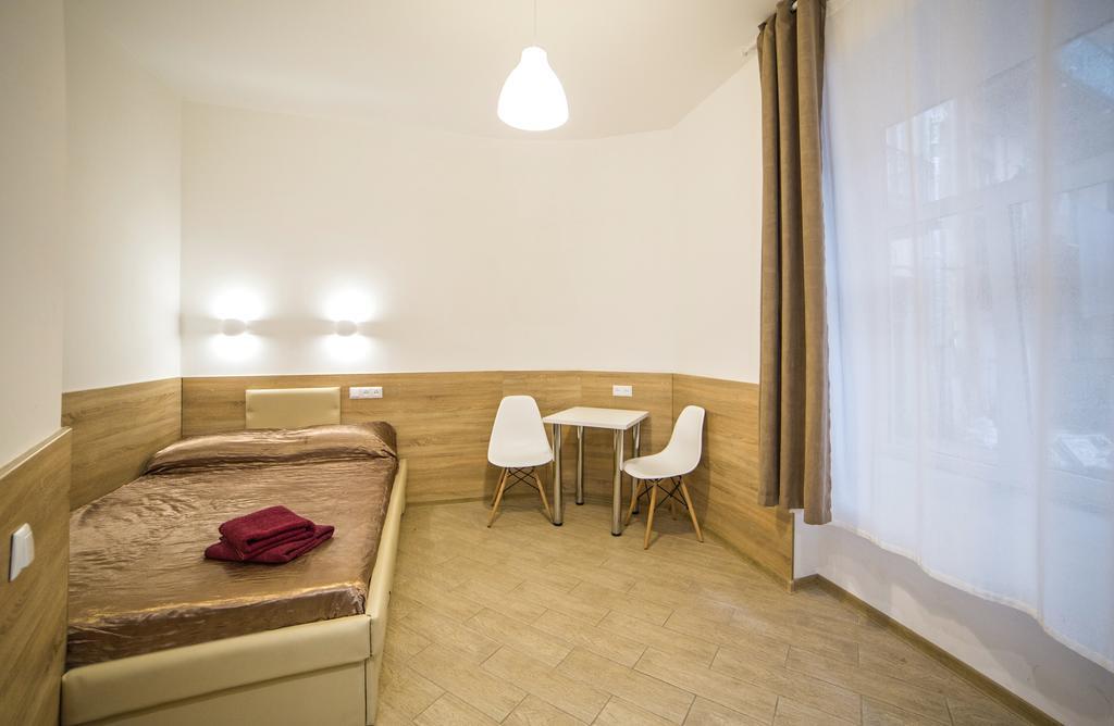 Mini Economy Apartments - Chornovola Avenue - 2 Minutes To The Opera House Lviv Dış mekan fotoğraf