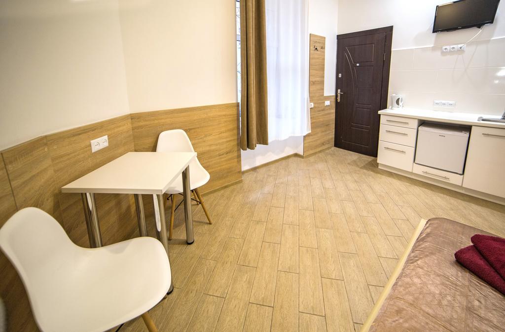 Mini Economy Apartments - Chornovola Avenue - 2 Minutes To The Opera House Lviv Dış mekan fotoğraf